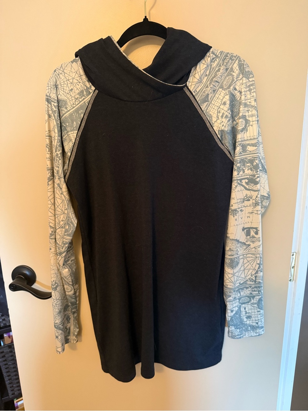 Laura Hlvac Hoodie Womens Size L(8-10)